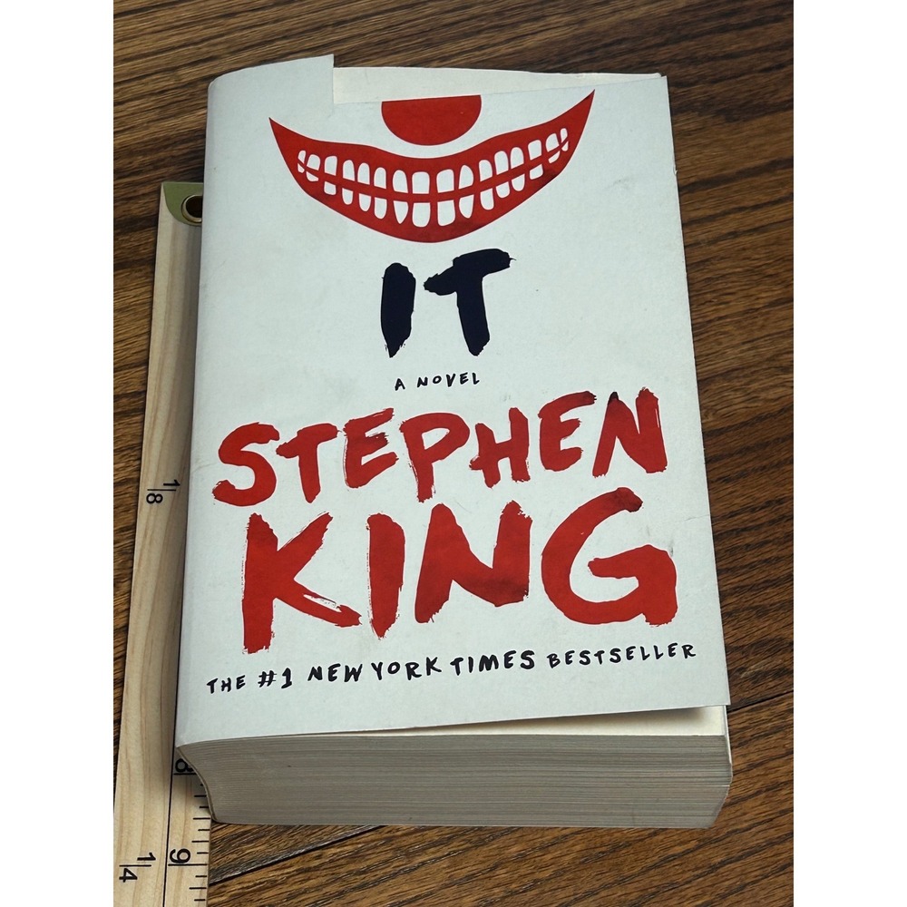 IT Stephen King Novel 2016 Scribner Trade Paperback Horror Fiction 9781501142970